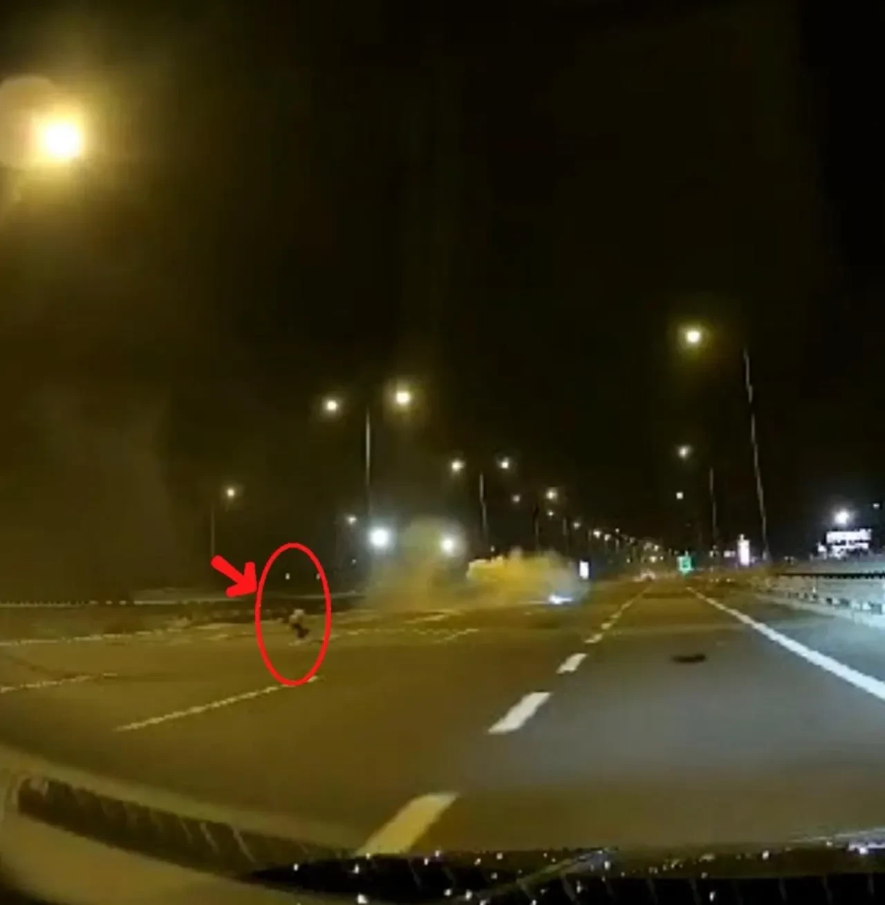 Emniyet kemeri takanlar kurtuldu, takmayan çocuk camdan fırladı!