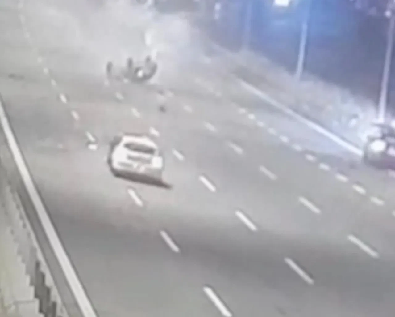 Emniyet kemeri takanlar kurtuldu, takmayan çocuk camdan fırladı!