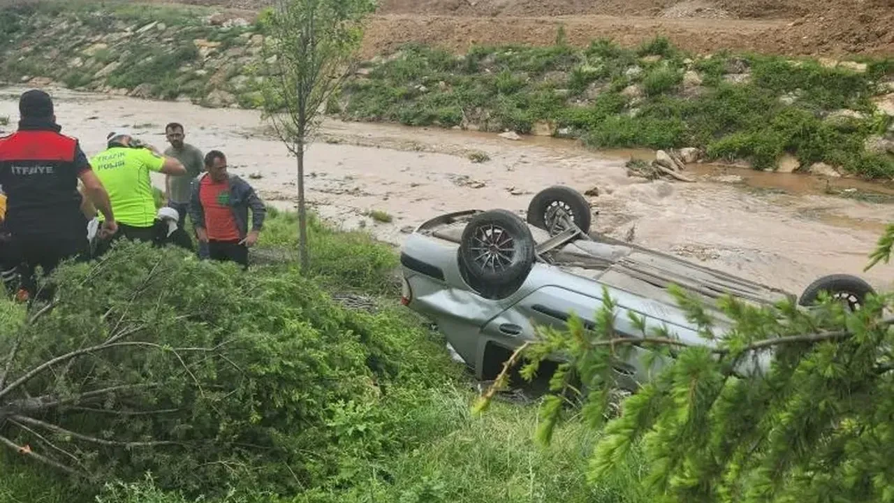 Eskipazar’da aile faciası! Otomobil dere kenarına devrildi, 5 yaralı