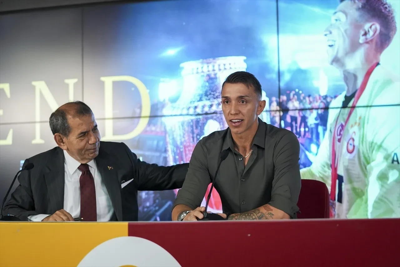 Galatasaray Muslera ile anlaştı! Sarı kırmızılı ekip imzayı attı