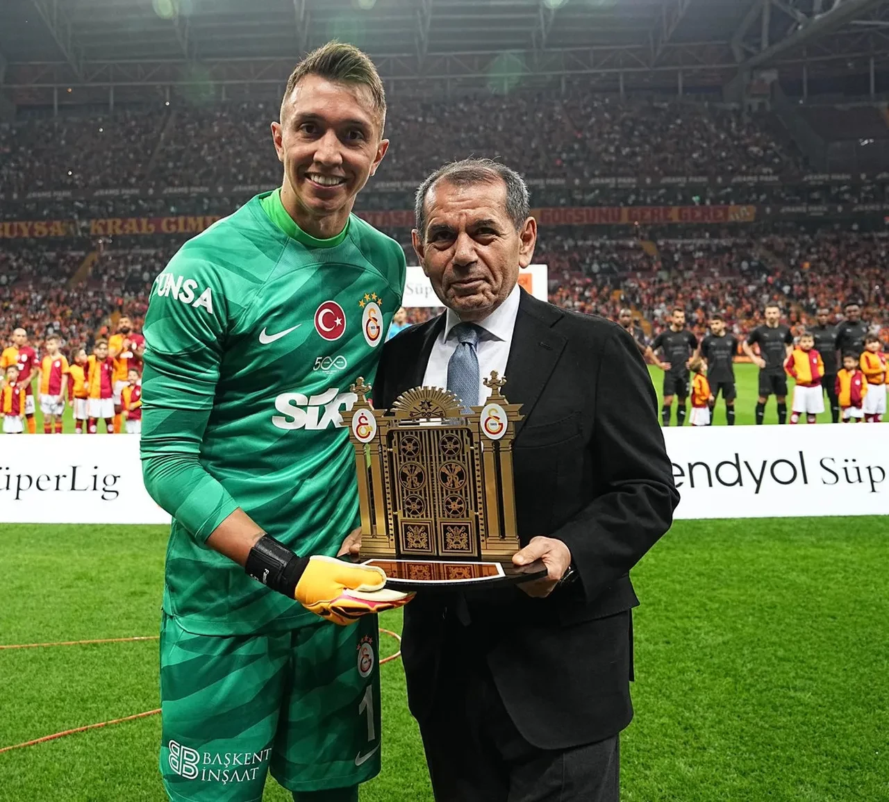 Galatasaray Muslera ile anlaştı! Sarı kırmızılı ekip imzayı attı