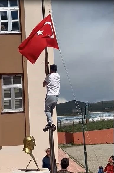 Ardahan’da öğretmenin bayrak sevgisi alkış topladı