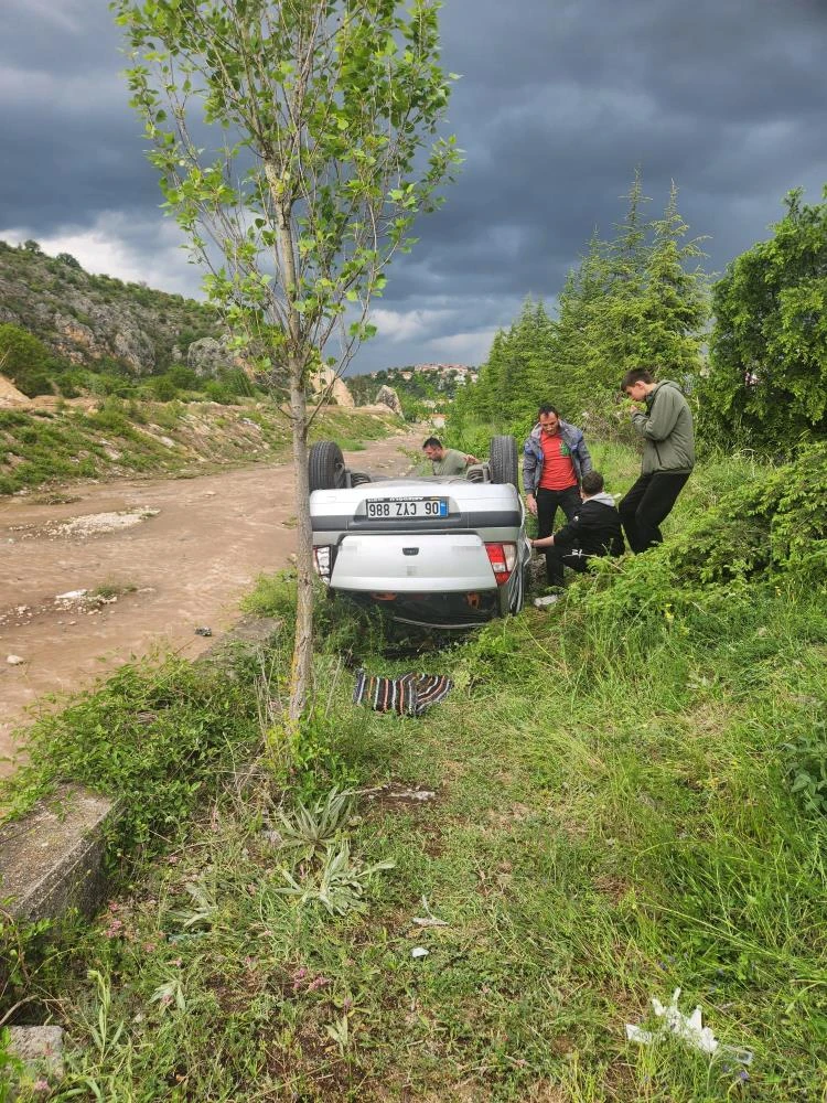 Eskipazar’da aile faciası! Otomobil dere kenarına devrildi, 5 yaralı