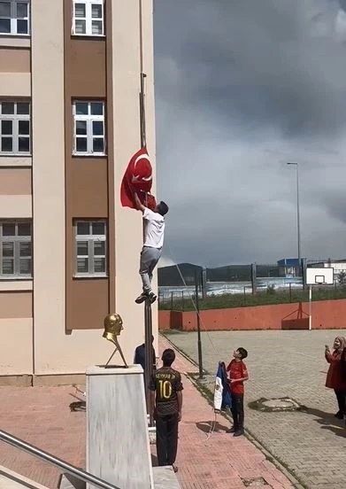 Ardahan’da öğretmenin bayrak sevgisi alkış topladı