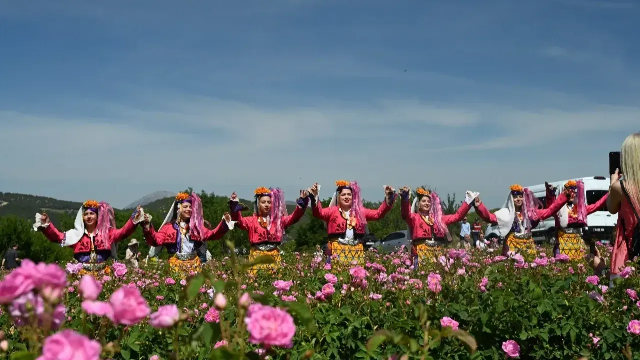Isparta Gül Festivali’nde Öykü Gürman rüzgarı