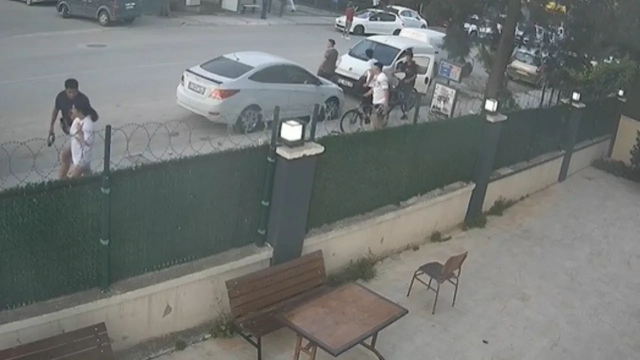 İzmir meydan muharebesi! Çocukların kavgasına aileler de karıştı