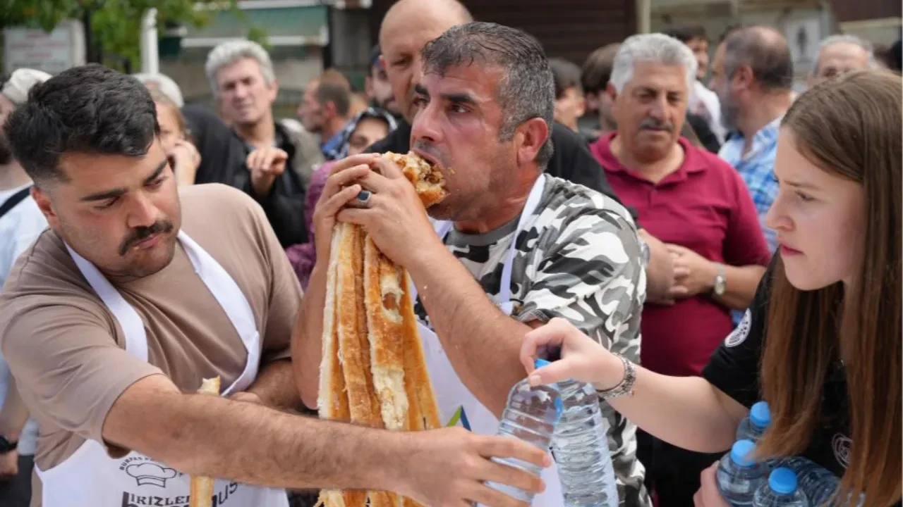 Kazanmak için günlerce aç kaldılar! 11 metre börek yedi