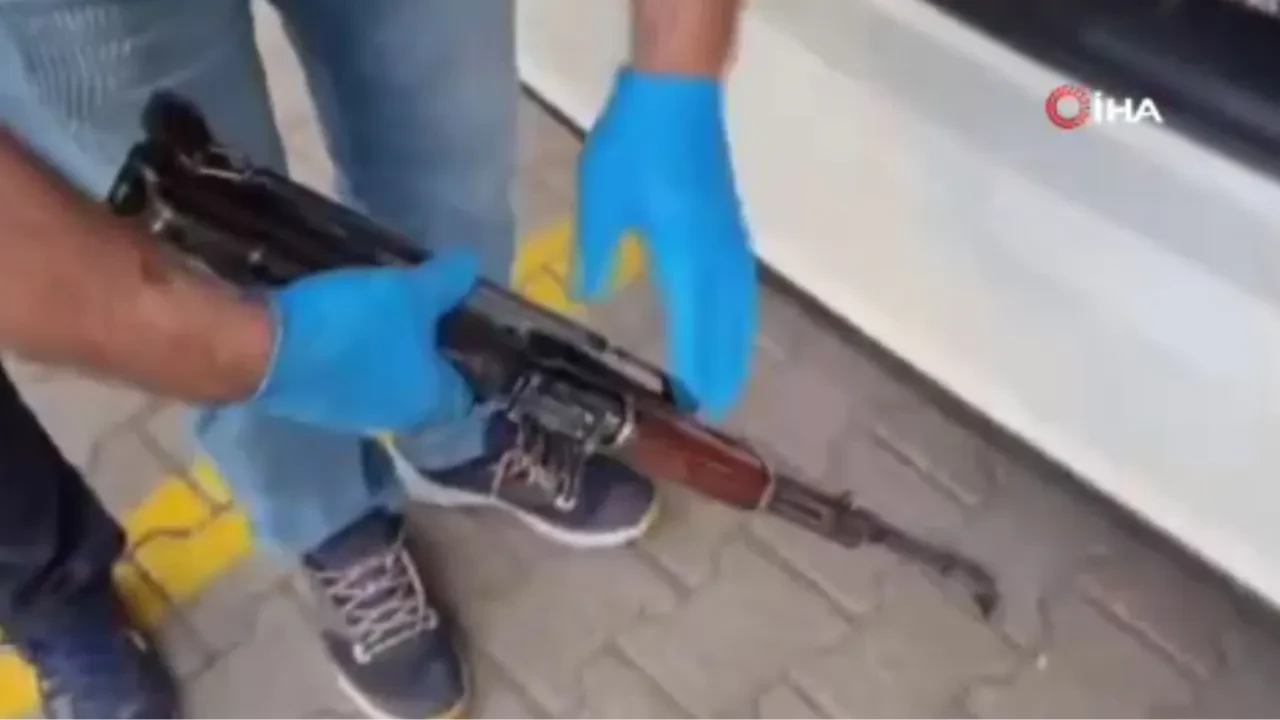 Kiralık araçta kalaşnikoflarla yakalanan polis ve 2 sahıs tutuklandı