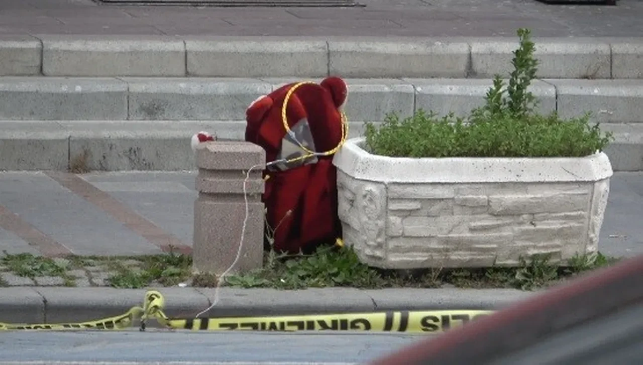 Konya’da kaldırıma bırakılan oyuncak ayı paniğe neden oldu: Fünye ile patlatıldı