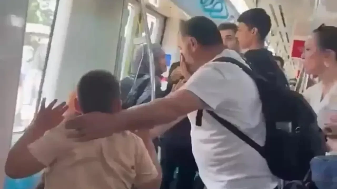 Marmaray'da çocuklarının yanında babayı darbeden iki şahıs yakalandı