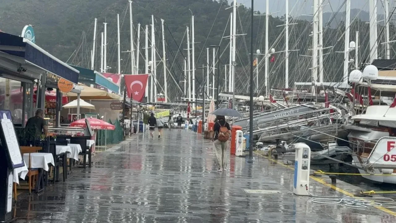 Marmaris’te baharın son günü sağanakla geldi