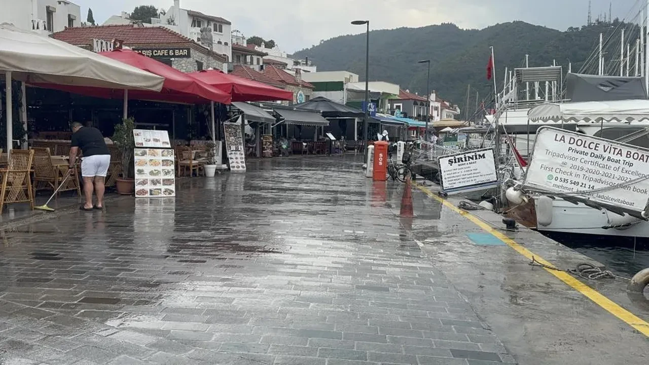 Marmaris’te baharın son günü sağanakla geldi