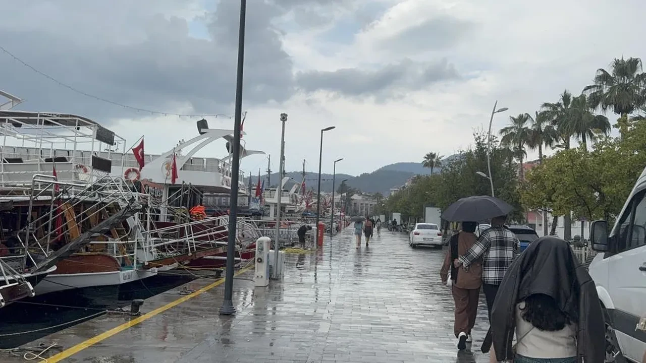 Marmaris’te baharın son günü sağanakla geldi
