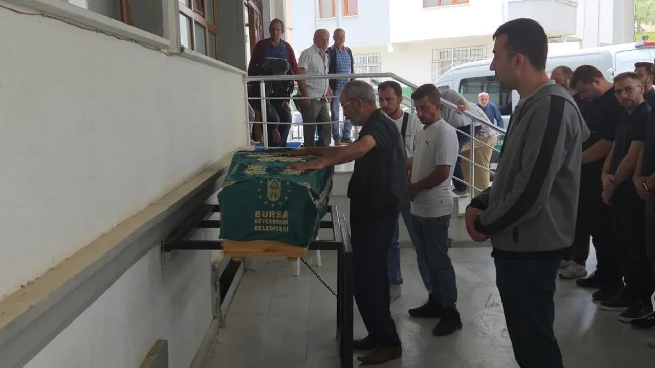 Orhangazi’de vahşet: Bağ evinde baltayla öldürülen genç son yolculuğuna uğurlandı