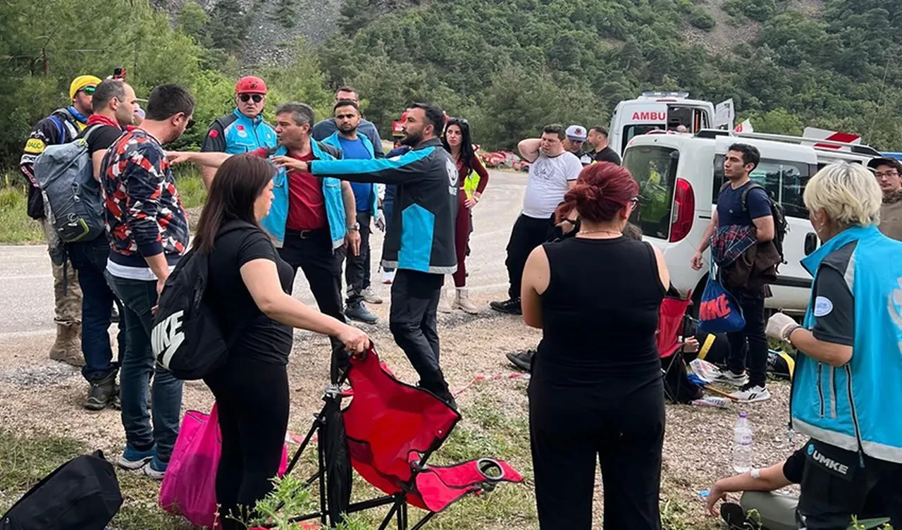 Otomobil Sporları Federasyonu gözetmenlerini taşıyan araç şarampole uçtu! Çok sayıda yaralı var