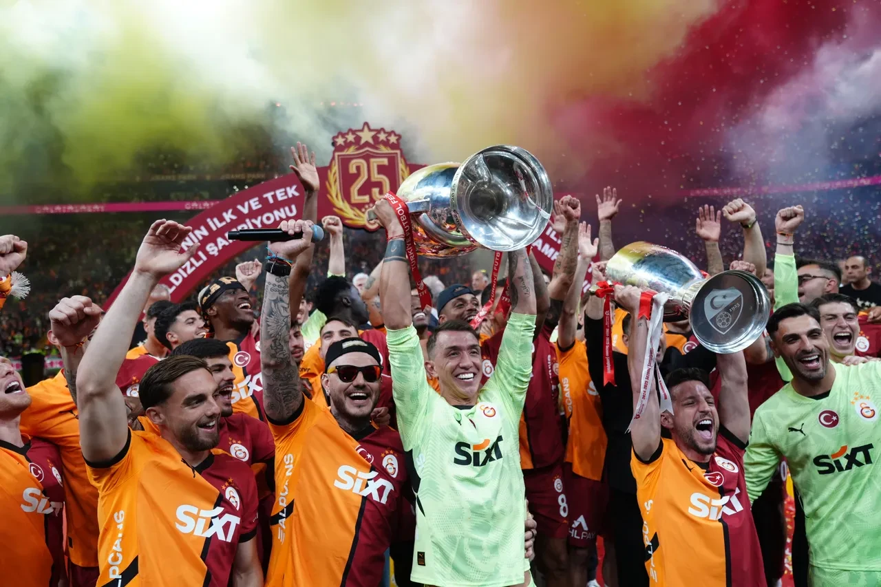 Şampiyon Galatasaray Başakşehir'i 2-0 yendi: Dikkat çeken Muslera ve Mertens detayı!