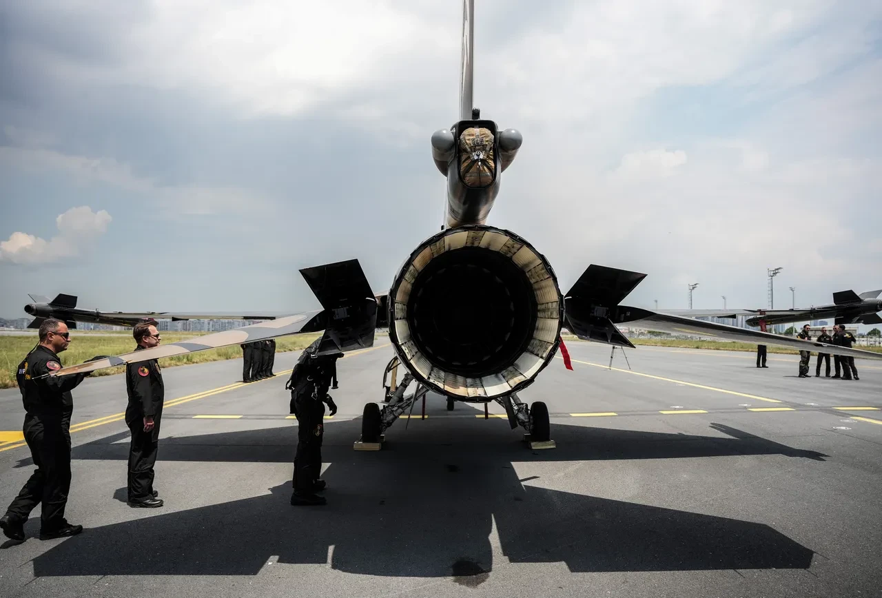 SOLOTÜRK ekibi Fetih uçuşu öncesi titizlikle hazırlandı! İşte çok özel görüntüler