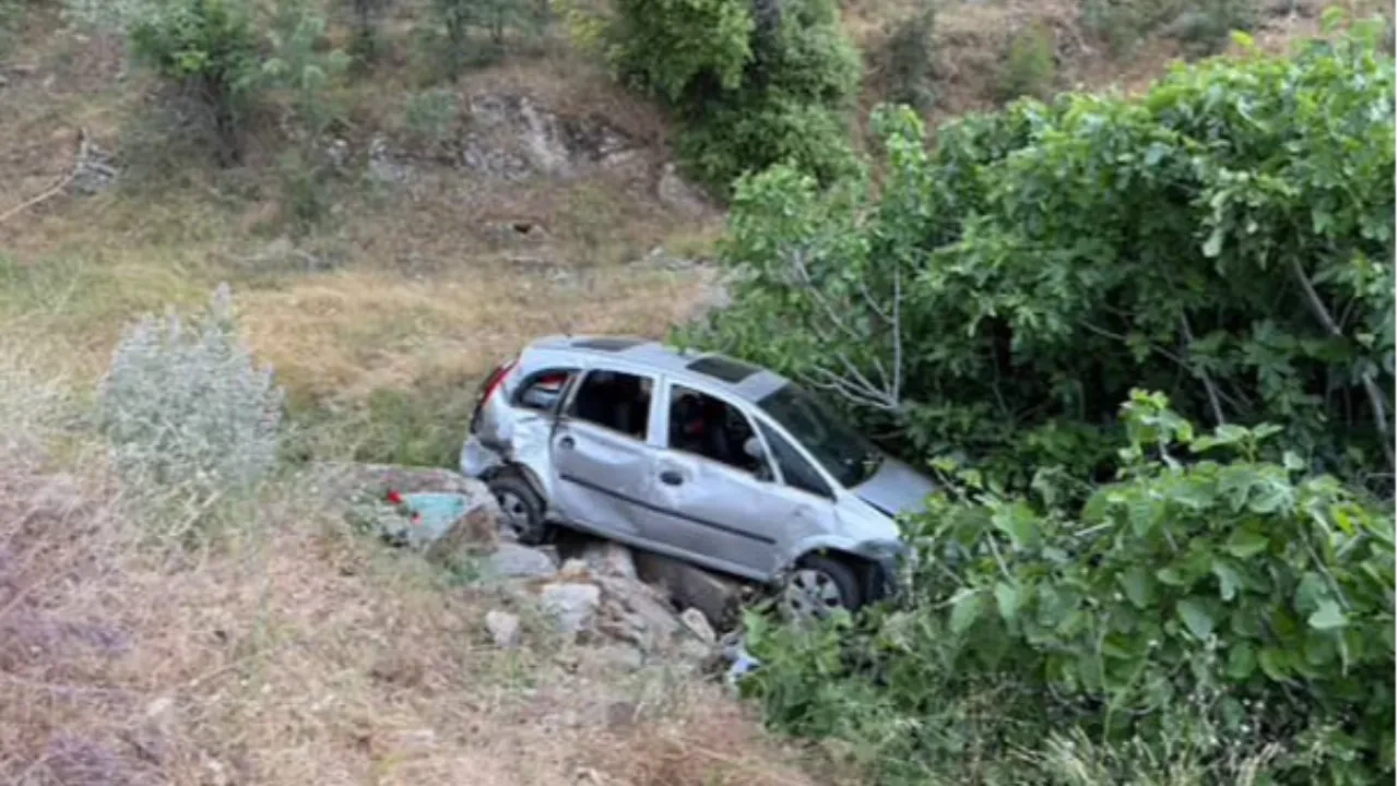 Uşak'ta otomobil şarampole düştü: Yaralılar var!