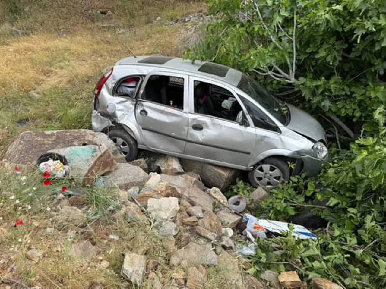 Uşak'ta otomobil şarampole düştü: Yaralılar var!