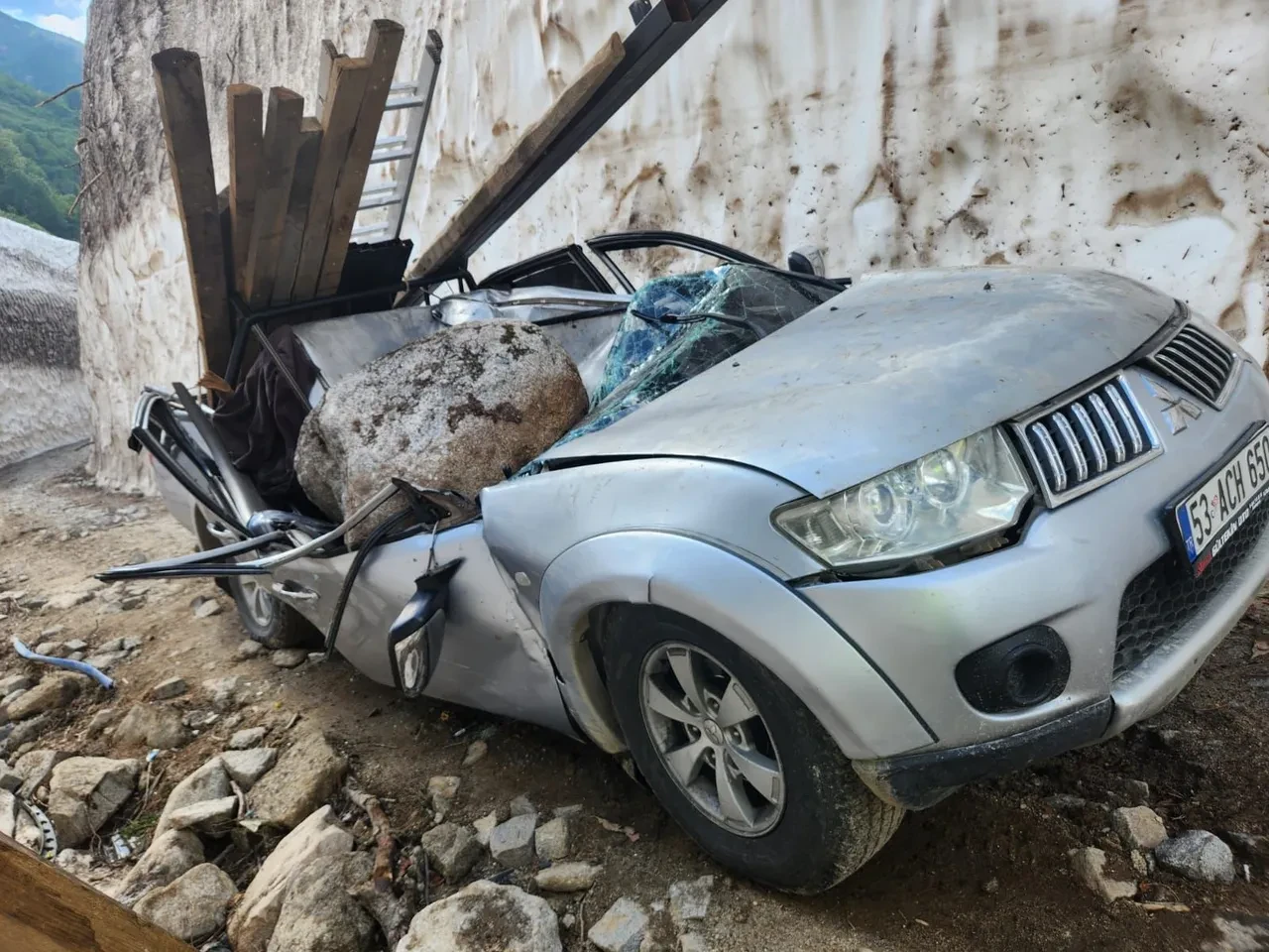 Yayla yolunda facia! Kamyonetin üzerine kaya düştü: Ölü ve yaralılar var