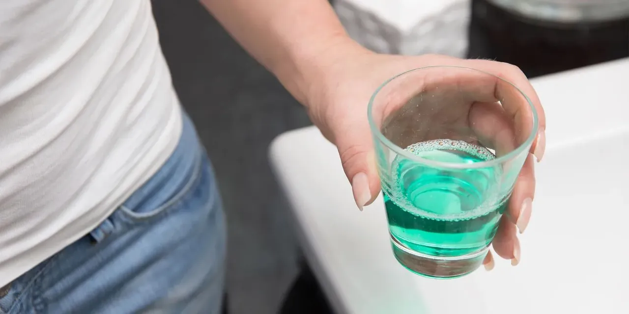 Ağzınızı temizlemek isterken kalbinizden olmayın! Gargara için dikkat çeken uyarı