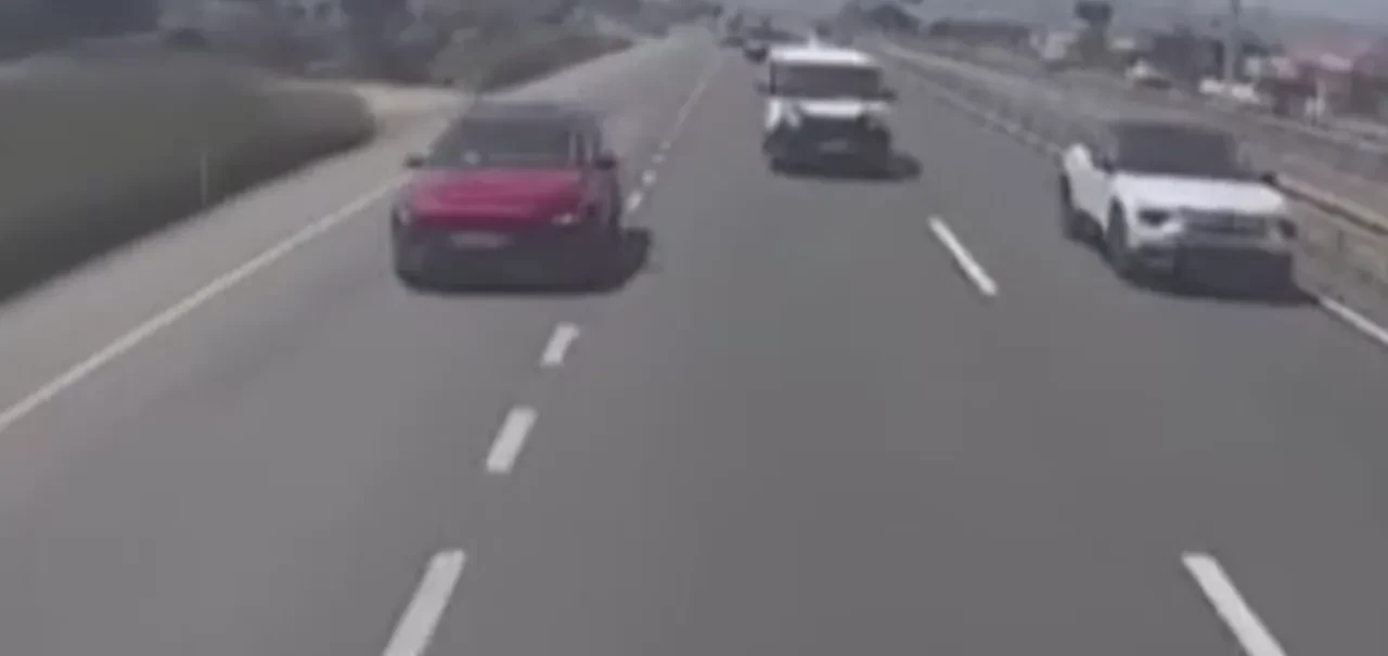 D-100'de terör estirdi: Makasçı sürücü kamerada!