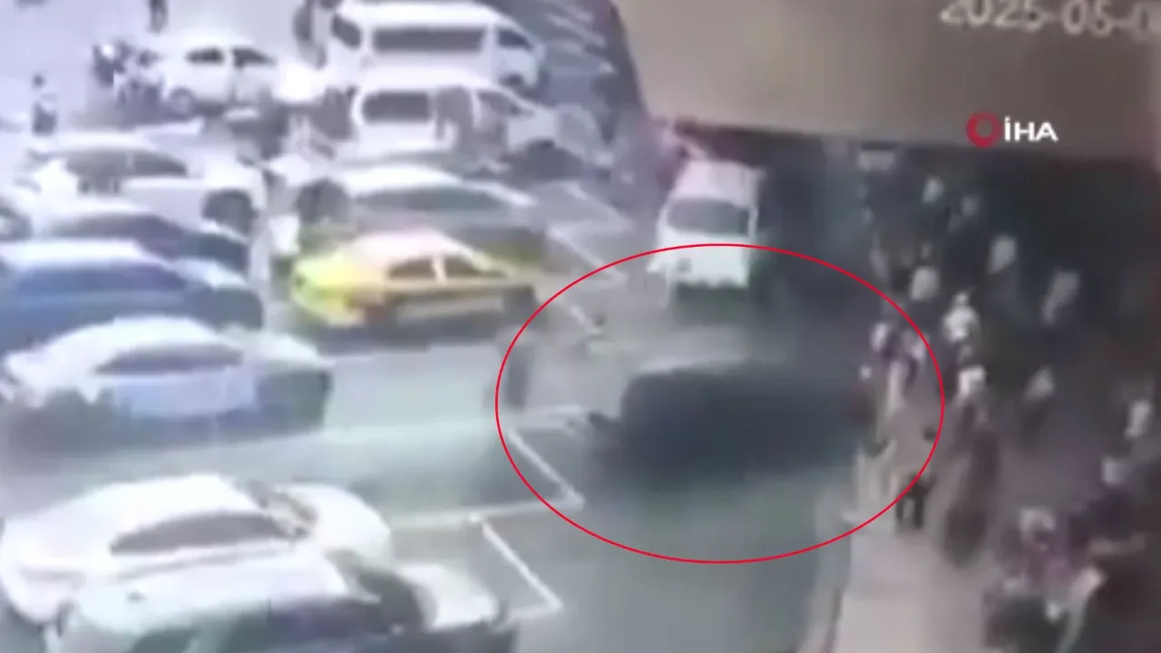 Filipinler'deki havalimanında dehşet anları: Araç kalabalığın arasına daldı
