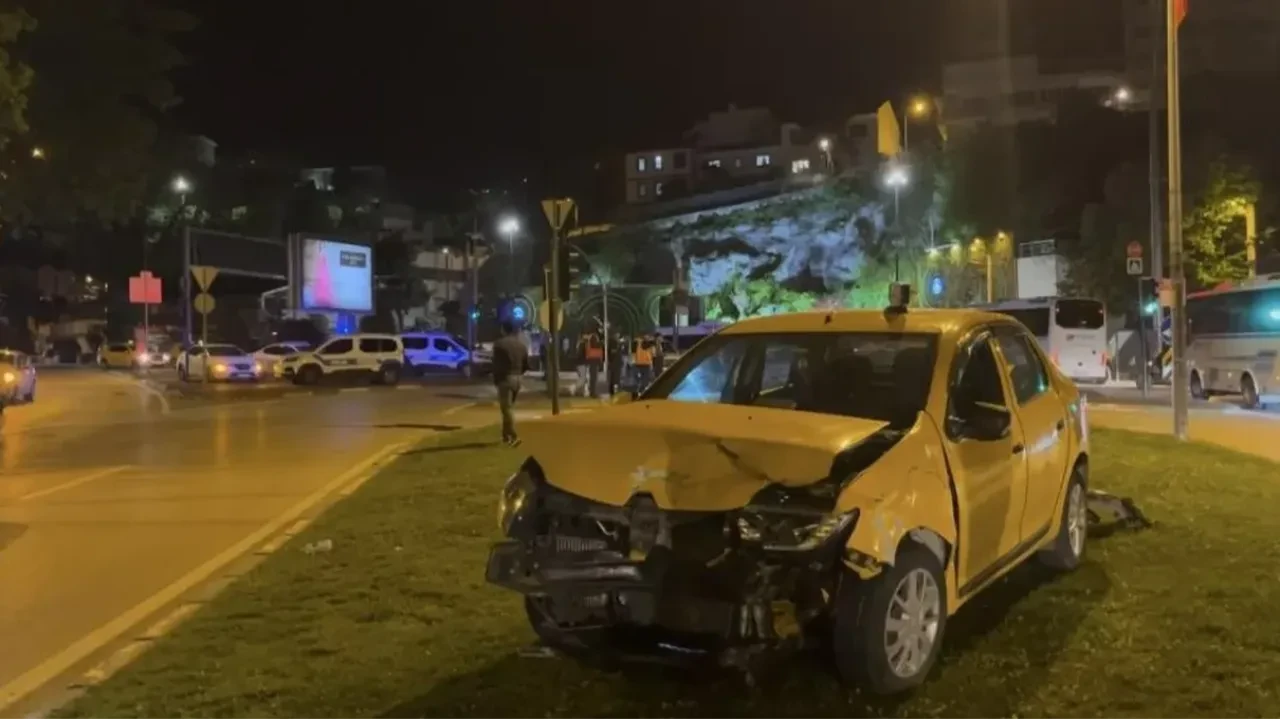 Işık ihlali kaza getirdi! Kırmızı ışıkta geçen otomobil taksiye çarptı: 7 yaralı
