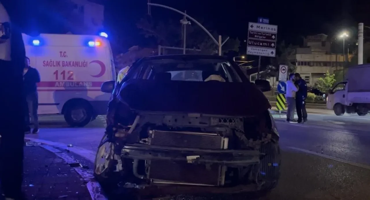 Işık ihlali kaza getirdi! Kırmızı ışıkta geçen otomobil taksiye çarptı: 7 yaralı