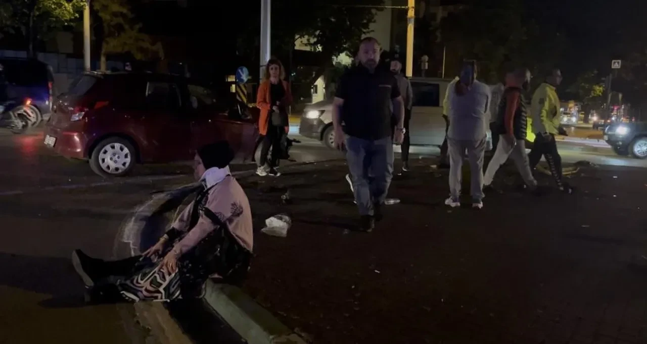 Işık ihlali kaza getirdi! Kırmızı ışıkta geçen otomobil taksiye çarptı: 7 yaralı