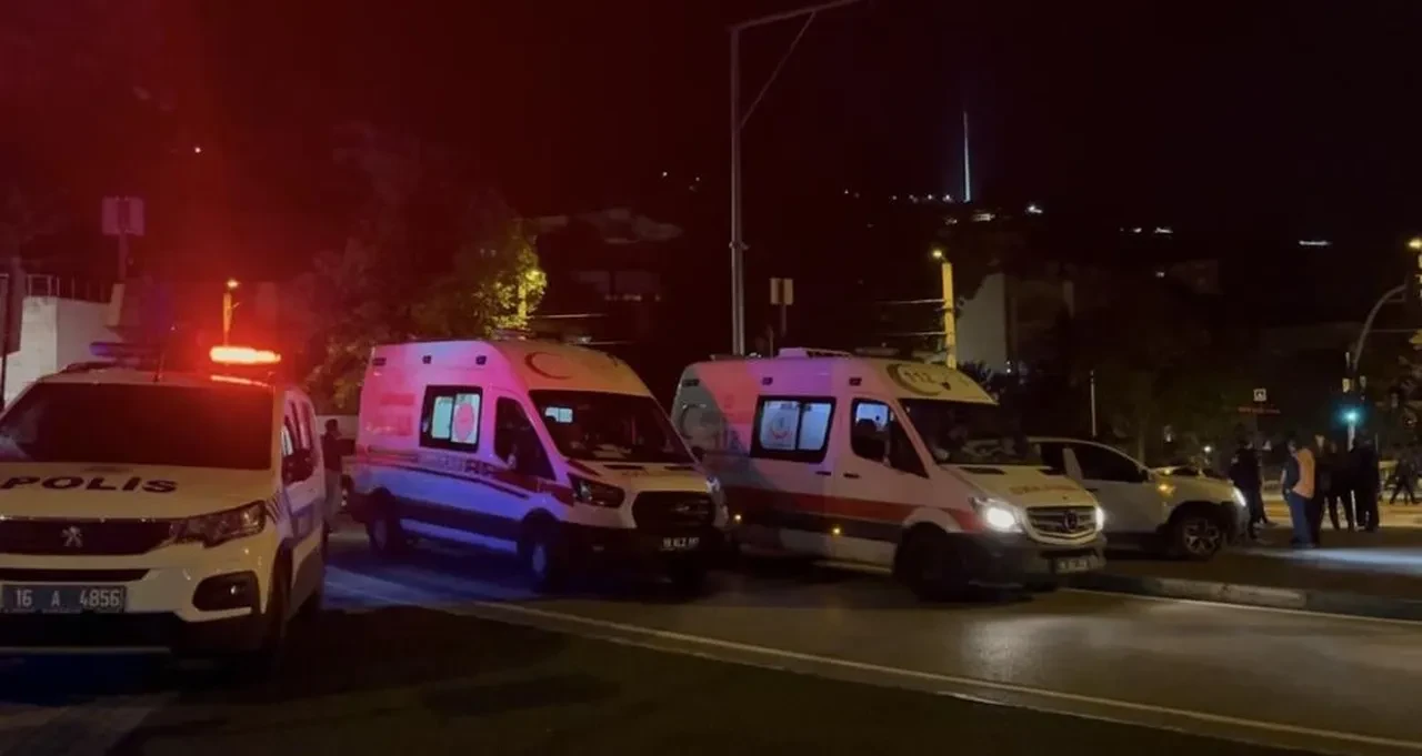 Işık ihlali kaza getirdi! Kırmızı ışıkta geçen otomobil taksiye çarptı: 7 yaralı