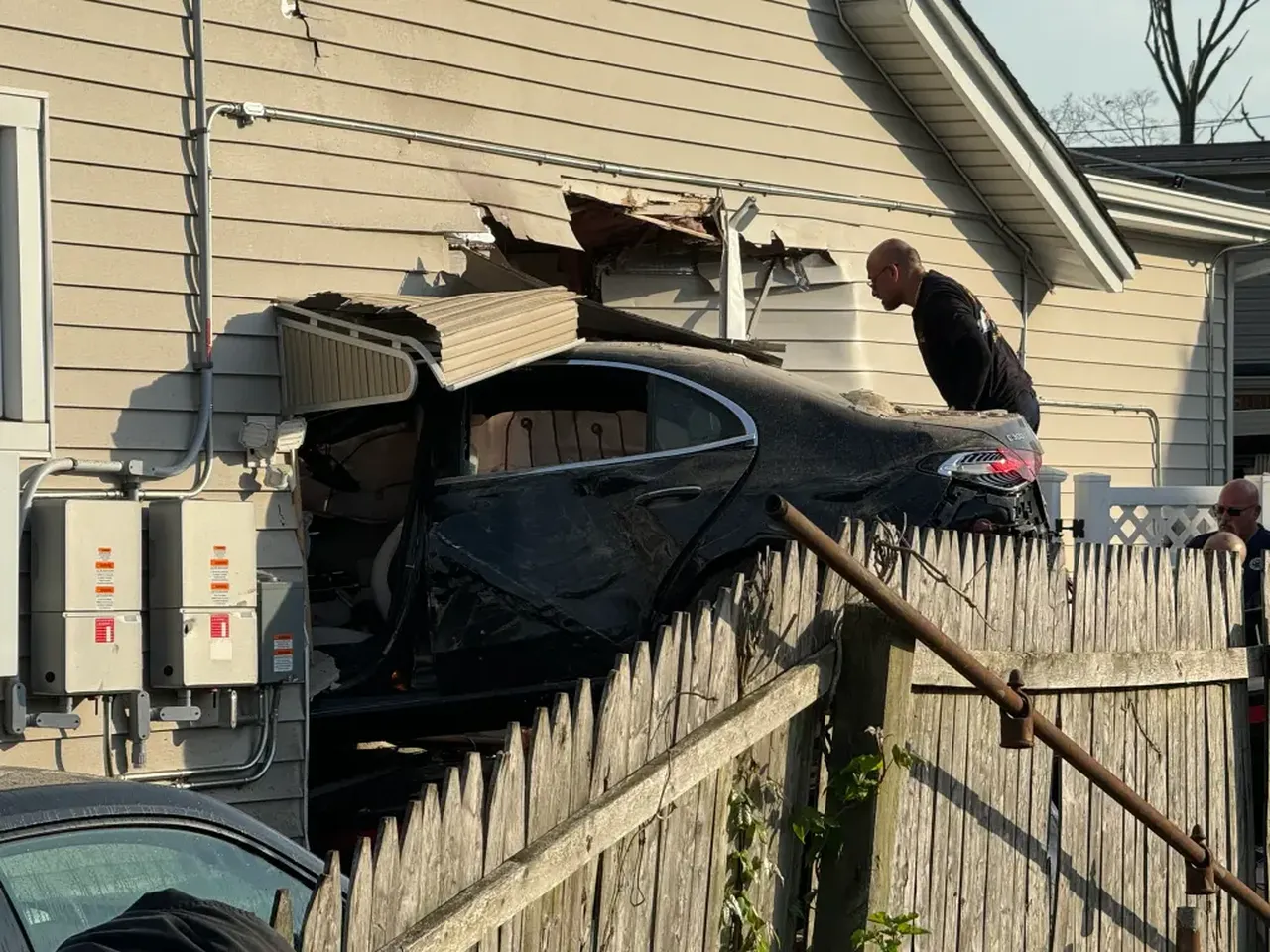 Korkunç kaza: Evin içindeki kadına araba çarptı!