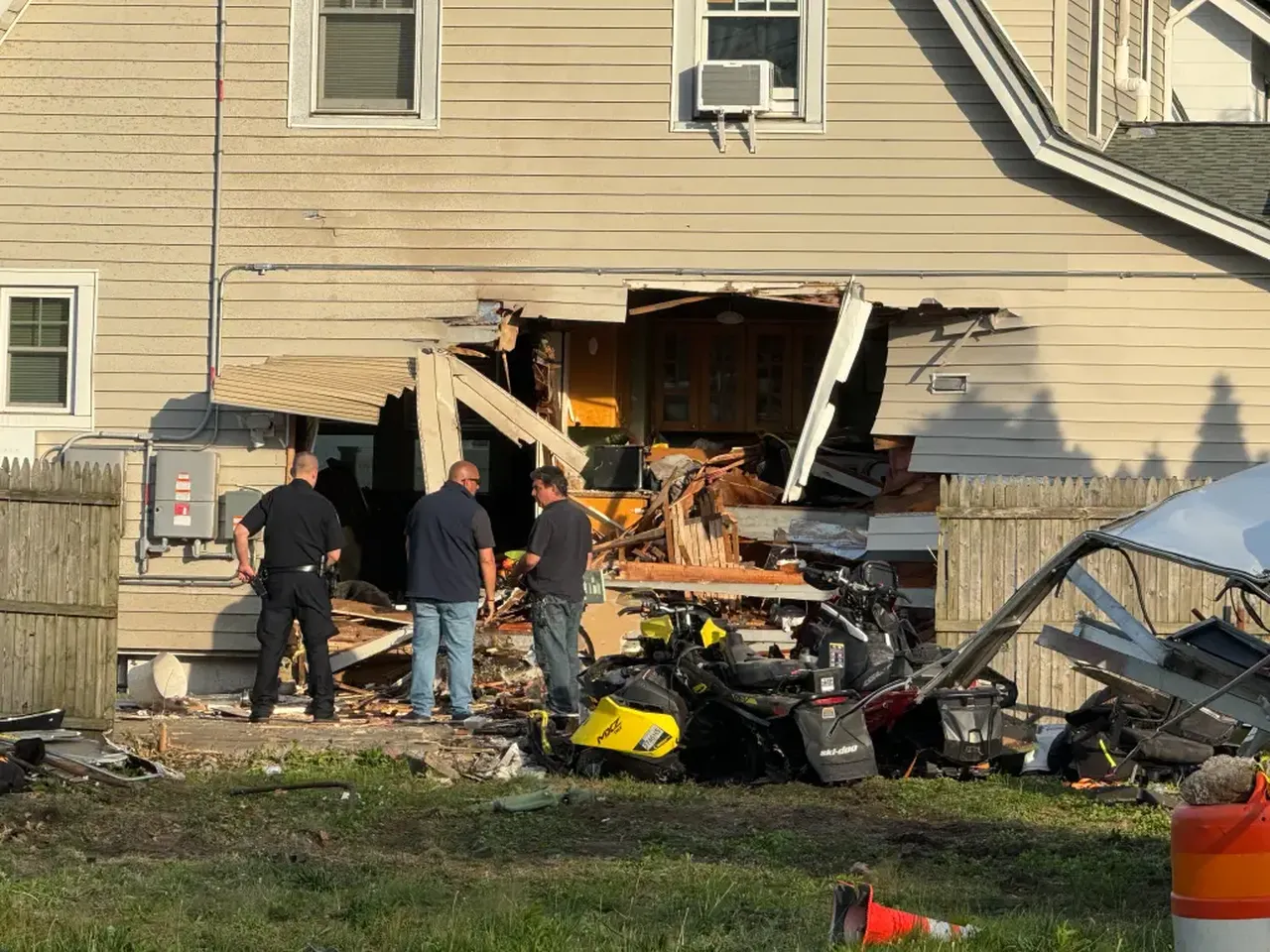 Korkunç kaza: Evin içindeki kadına araba çarptı!