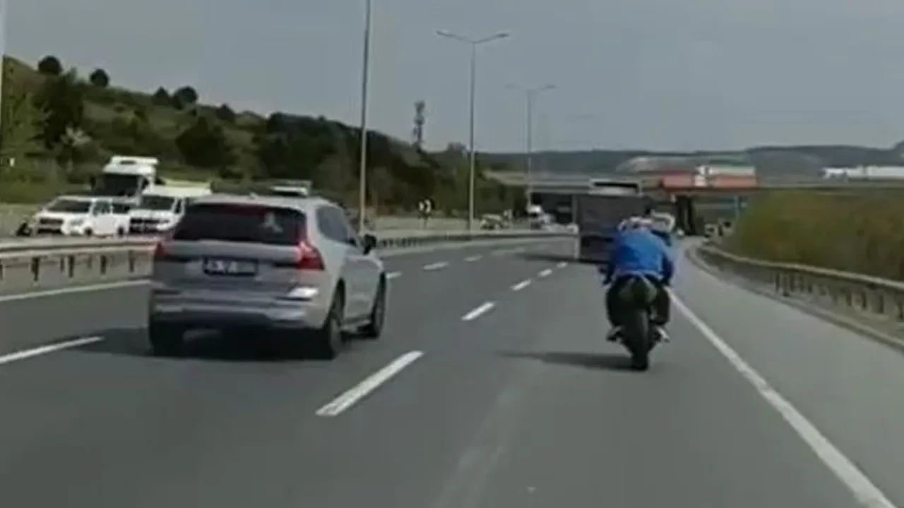 Motosiklet sürücüsünün tehlikeli hareketleri kamerada