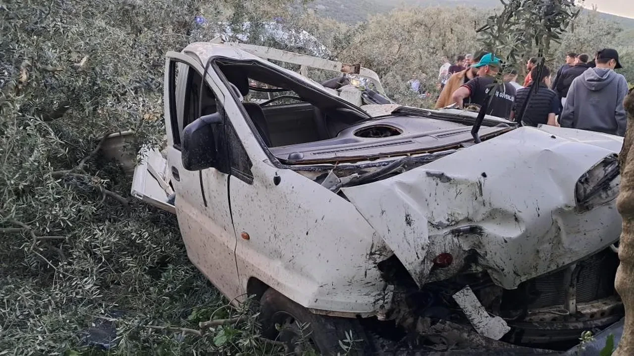 Ölümden döndü! İznik'te hurdaya dönen kamyonetten sağ çıktı
