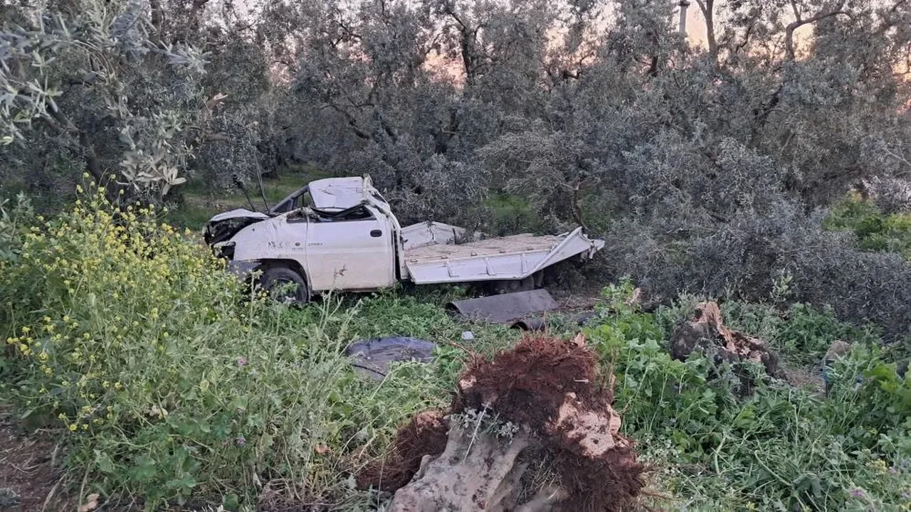 Ölümden döndü! İznik'te hurdaya dönen kamyonetten sağ çıktı