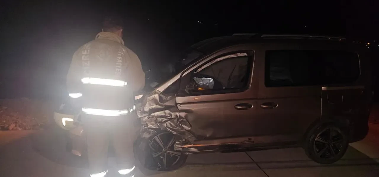 Otomobil ile hafif ticari araç çarpıştı: 6 kişi yaralı