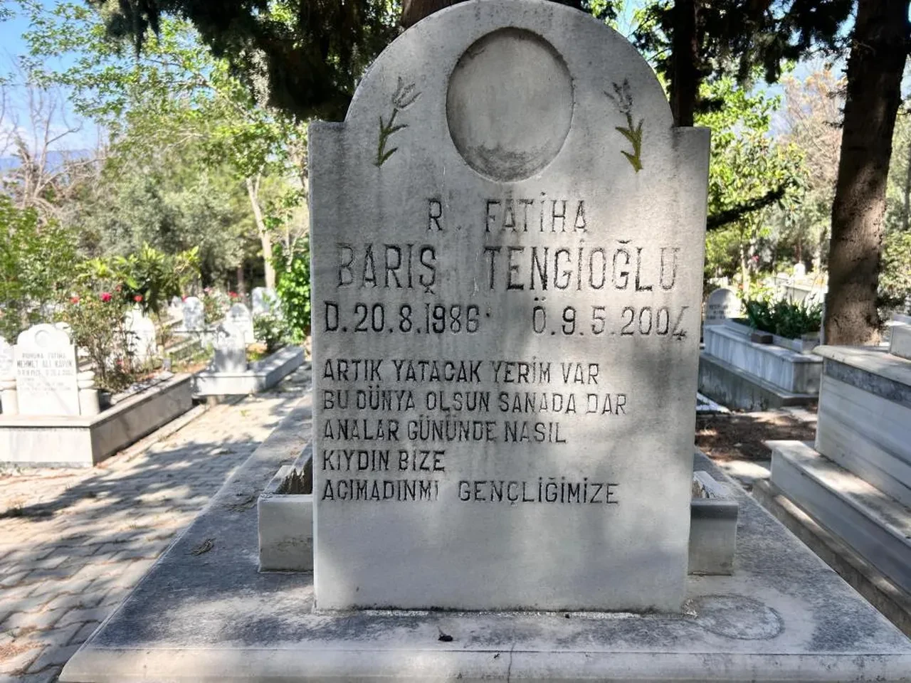 Özgür Özel'e saldıran şahsın oğlunun mezar taşı şoke etti: Nasıl kıydın bize?