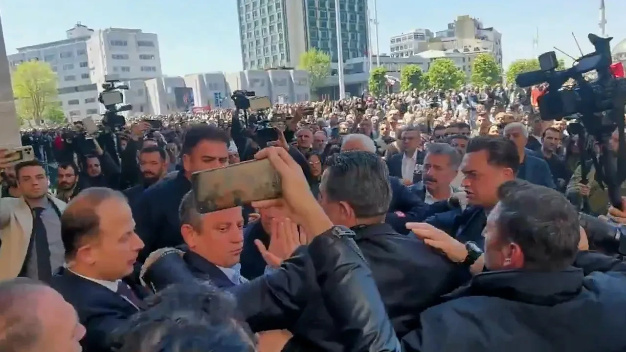 Özgür Özel'e tokatlı saldırı! İşte çirkin saldırının görüntüleri 