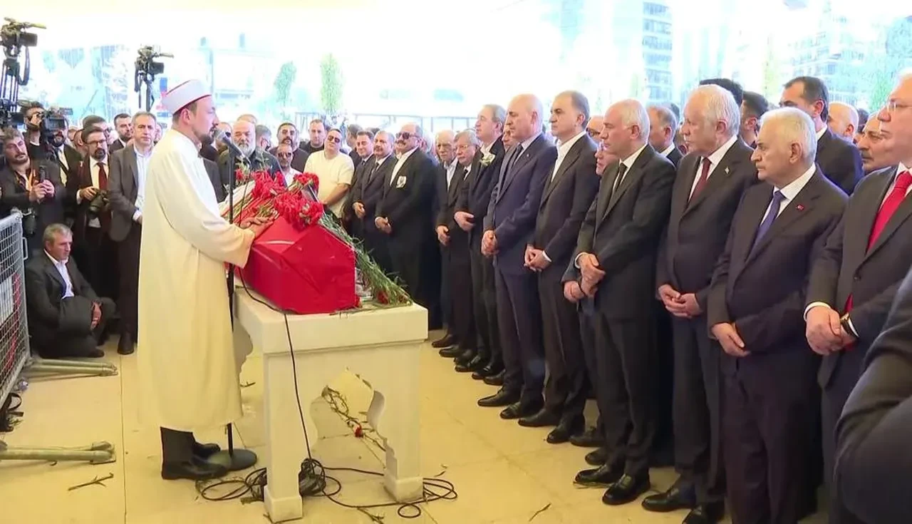 Sırrı Süreyya Önder son yolculuğuna uğurlandı: Kızı Ceren Önder Kandemir'in mektubu herkesi ağlattı 