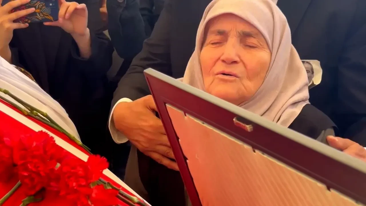 Sırrı Süreyya Önder'in annesi gözyaşlarına boğuldu: 'Kurban olayım sana, hiç derdini söylemedin'