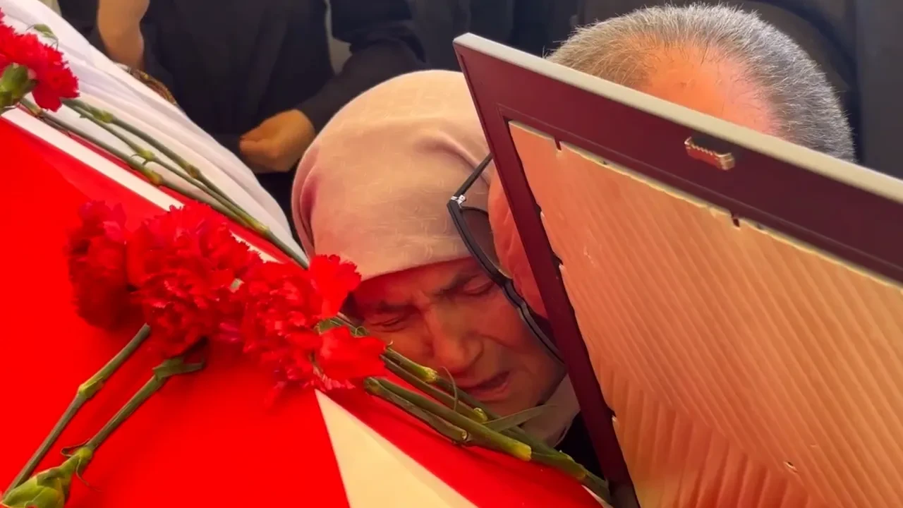 Sırrı Süreyya Önder'in annesi gözyaşlarına boğuldu: 'Kurban olayım sana, hiç derdini söylemedin'