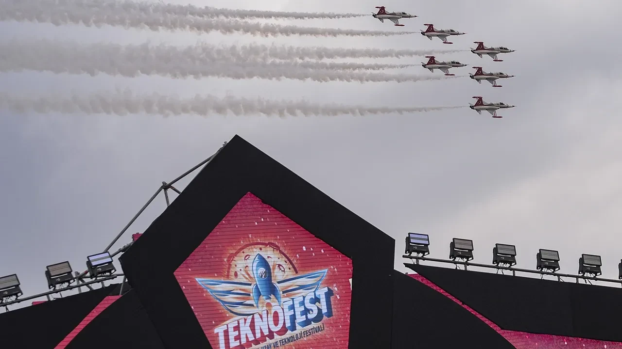 TEKNOFEST 2025 finalinde nefes kesen gösteri: Türk Yıldızları sahnede