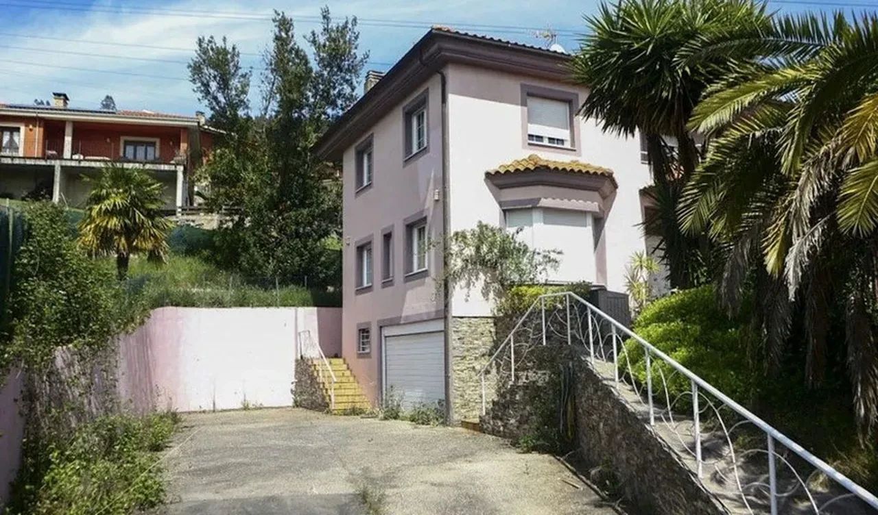 Ülke çapındaki elektrik kesintisi dehşet evini ortaya çıkardı: Çocuklar senelerdir evde tutuluyordu!