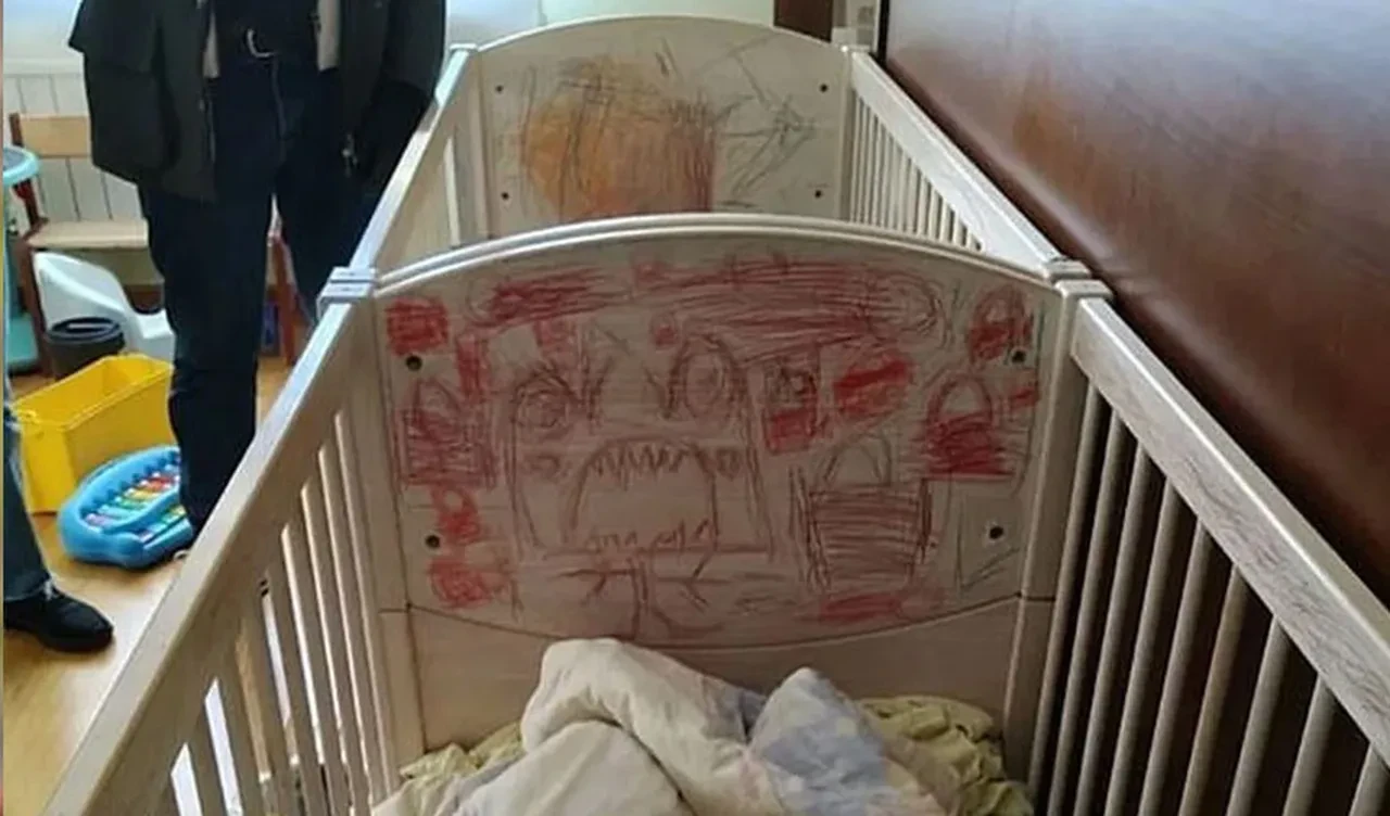 Ülke çapındaki elektrik kesintisi dehşet evini ortaya çıkardı: Çocuklar senelerdir evde tutuluyordu!