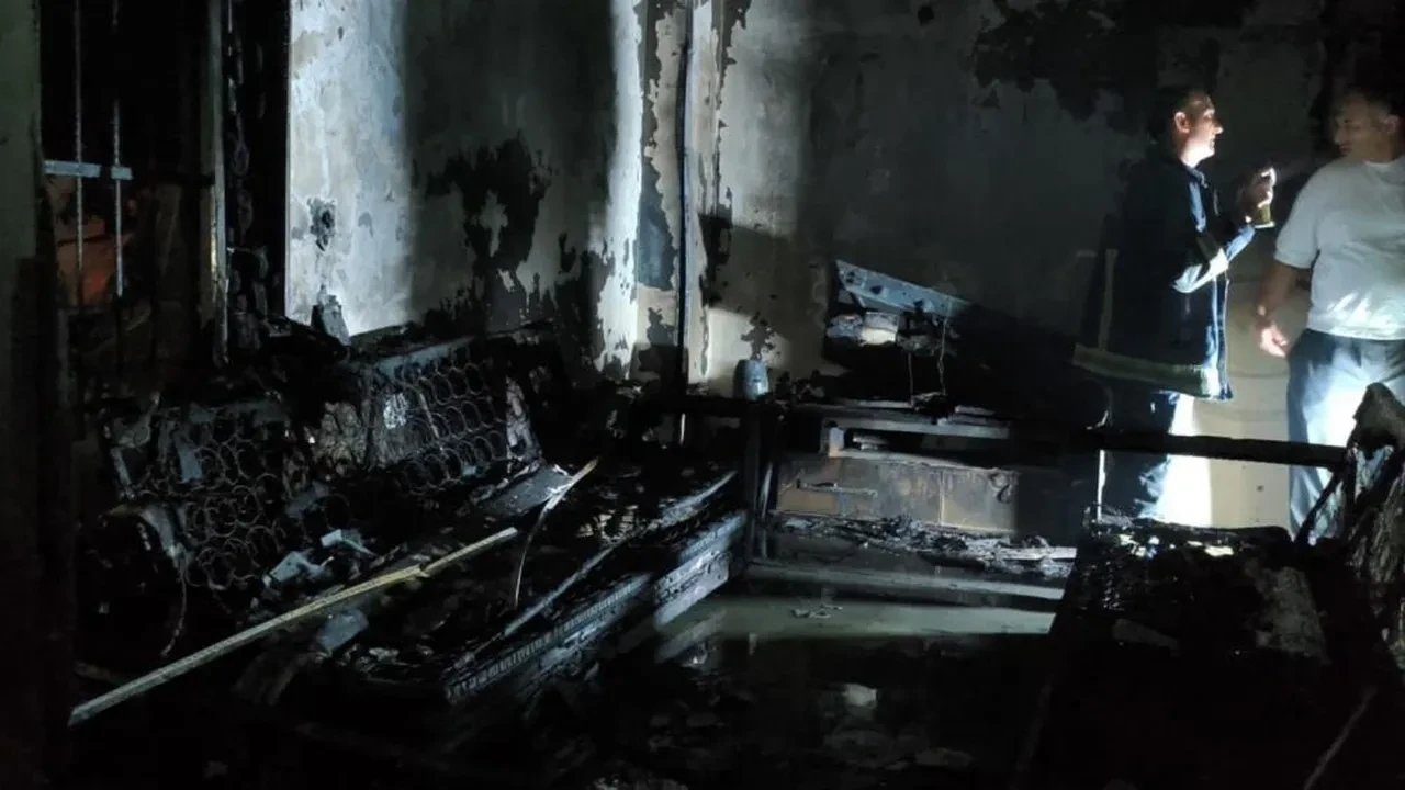 Antalya'da dehşet anları: Alevler daireyi sardı çatıya kaçtılar!