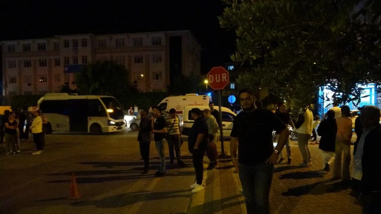 Antalya'da dehşet anları: Alevler daireyi sardı çatıya kaçtılar!