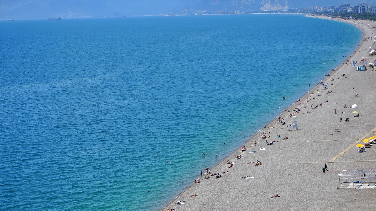 Antalya'da termometreler çıldırdı! Vatandaşlar sahile akın etti 