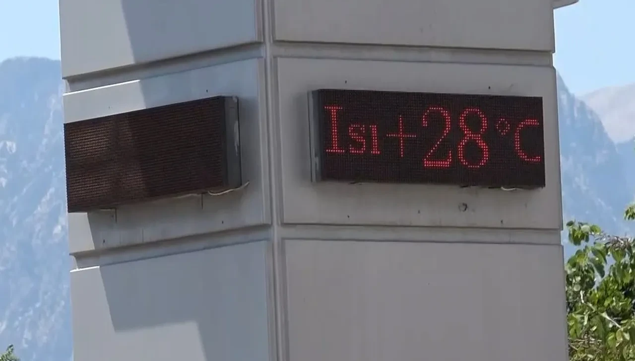 Antalya'da termometreler çıldırdı! Vatandaşlar sahile akın etti