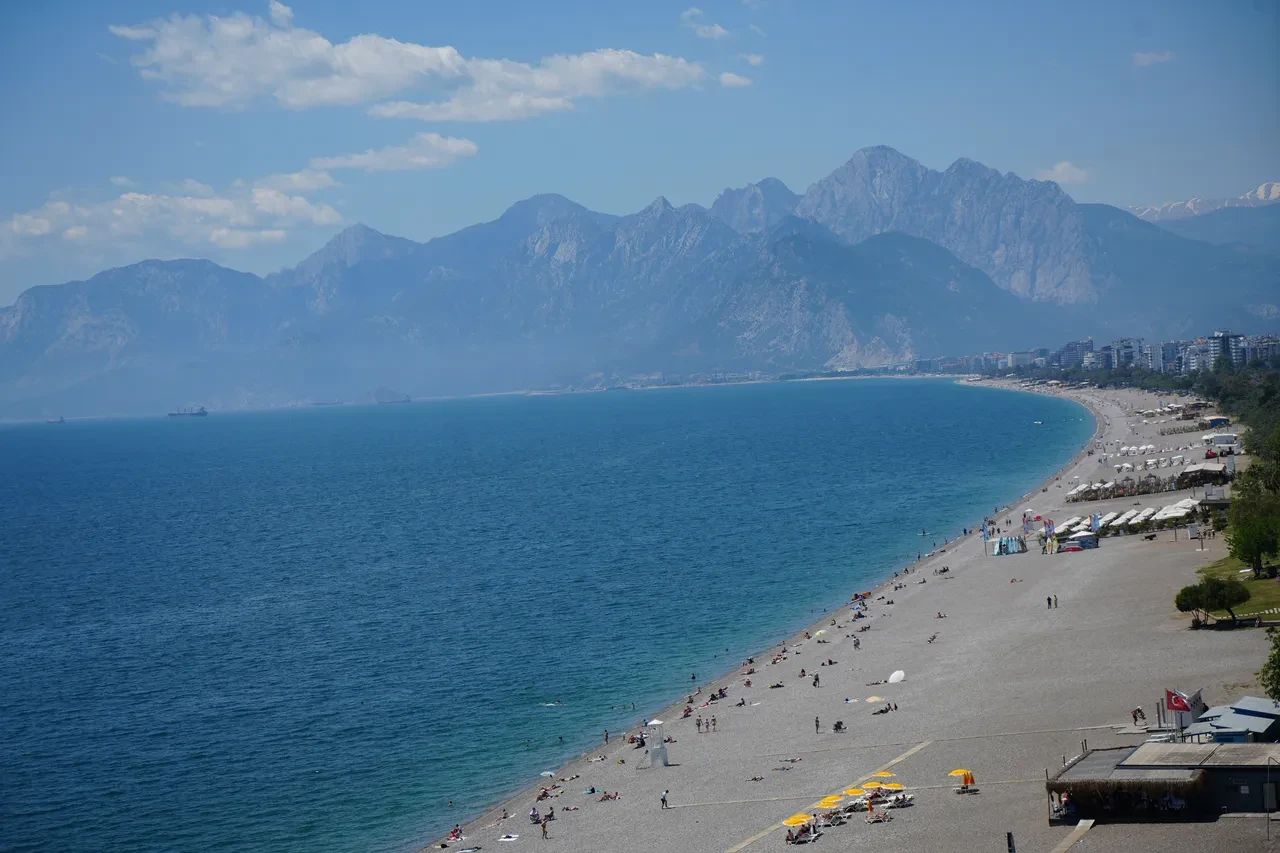 Antalya'da termometreler çıldırdı! Vatandaşlar sahile akın etti